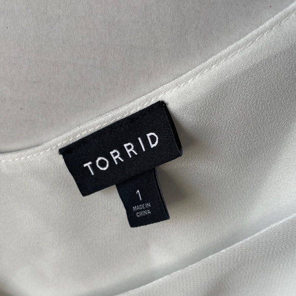 Torrid  Women's Size 1 - 1X White Double-Layer V-Neck Spaghetti Strap Camisole - Picture 2 of 6